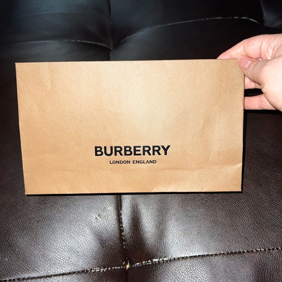 Burberry gift paper bag. - Picture 2 of 4